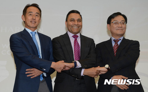 【서울=뉴시스】홍효식 기자 = 21일 오후 서울 서초구 삼성전자 서초사옥에서 열린 하만과 삼성의 향후 협력 내용과 사업 계획 등을 설명하는 미디어 브리핑에서 하만 디네쉬 팔리월(Dinesh Paliwal) CEO(가운데), 삼성전자 전략혁신센터 손영권 사장(왼쪽), 전장사업팀 박종환 부사장이 손을 맞잡고 있다. 2016.11.21.&nbsp; yesphoto@newsis.com