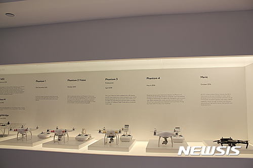 【선전=뉴시스】 지난 2016년 11월9일 중국 광둥성 선전시 있는 무인기제조업체 다장(DJI) 본사에 드론 제품들이 전시돼 있다. 