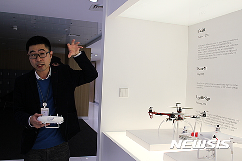 【선전=뉴시스】문예성 기자 = 지난 11월9일 중국 광둥성 선전시 있는 드론계의 애플이라고 불리는 중국의 다쟝(DJI) 본사에 홍보 담당자 왕판(王帆) 이사가 제품을 소개하고 있다. 2016.11.21