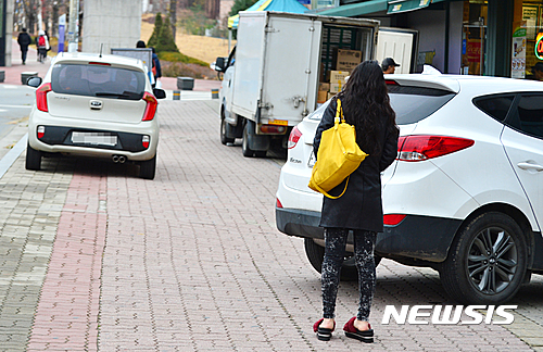 【청주=뉴시스】김재광 기자 = 주차장과 도로의 경계인 인도에서 보행자를 들이받는 사고를 냈다면 자동차 종합보험에 가입한 것과는 무관하게 형사처벌 대상이 될 수 있다. kipoi@newsis.com