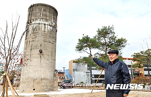 【충주=뉴시스】강신욱 기자 = 충북 충주시 봉방동 170-5 옛 충주역 급수탑을 충주역에서 근무했던 김진용씨가 설명하고 있다. 2016.11.22. ksw64@newsis.com