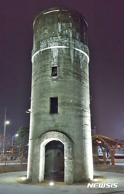 【충주=뉴시스】강신욱 기자 = 21일 오후 충북 충주시 봉방동 170-5 옛 충주역 급수탑이 충주시에서 봉방소공원을 조성하면서 조명시설을 설치해 시민에게 볼거리를 제공하고 있다. 2016.11.22. ksw64@newsis.com