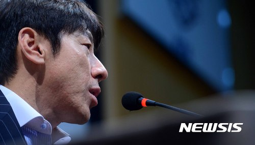 【파주=뉴시스】전신 기자 = 2017 국제축구연맹(FIFA) U-20 월드컵 사령탑을 맡게된 신태용 감독이 22일 경기도 파주 국가대표 트레이닝센터(NFC)에서 기자회견을 열고 소감을 밝히고 있다. 2016.11.22&nbsp;&nbsp; photo1006@newsis.com&nbsp; 