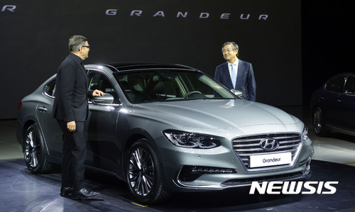 【김포=뉴시스】최동준 기자 = 22일 경기 김포항공산업단지에서 열린 현대자동차 신형 그랜저 발표회에서 양웅철 현대자동차 연구개발담당 부회장, 피터 슈라이어 현대기아 디자인 총괄 사장이 포즈를 취하고 있다. 신형 그랜저는 가솔린 2.4 모델의 경우 모던(3055만원)·프리미엄(3175만원)·프리미엄 스페셜(3375만원)으로 운영된다. 2016.11.22.&nbsp; photocdj@newsis.com
