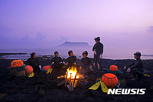 【제주=뉴시스】강정만 기자 = 제주특별자치도 세계유산본부(본부장 김홍두)는 유산본부가 실시한 제8회 제주국제사진공모전에서 송정훈씨(제주도)의 '언몸을 녹이고'(사진)가 대상에 선정됐다고 22일 밝혔다. 2016.11.22 (사진= 제주도 세계유산본부 제공).&nbsp;&nbsp; photo@newsis.com&nbsp;&nbsp;&nbsp; 