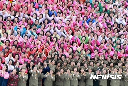 [서울=뉴시스]조선중앙TV는 김정은 북한 국무위원장이 조선민주여성동맹 제6차 대회 참가자들과 기념사진을 촬영했다고 22일 보도했다. 2016.11.22. (사진=조선중앙TV 캡쳐) photo@newsis.com