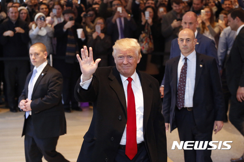 【 뉴욕=AP/뉴시스】도널드 트럼프 미국 대통령 당선인이 22일(현지시간) 뉴욕 뉴욕타임스 본사에서 인터뷰를 마친 후 떠나고 있다. 2016.11.23