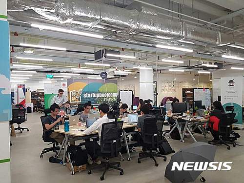 【싱가포르=뉴시스】외교부 공동기자단/정윤아 기자 = 싱가포르에 위치한 BASH(Build Amazing Startups Here)는 싱가포르 정부 산하 국영 벤처캐피털 기관인 인포콤 인베스트먼트가 약 2년 전부터 운영해온 스타트업 양성 기관으로, 스타트업 육성을 위해 무상으로 멘토링과 사무실 등 각종 지원 서비스를 최소 3개월 이상 제공한다. yoona@newsis.com