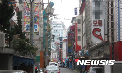 [서울=뉴시스] 서울의 한 모텔촌. 사진은 기사 내용과 관계 없음. (뉴시스DB)