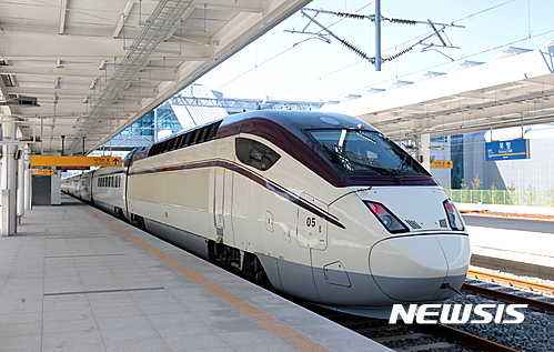 【포항=뉴시스】강진구 기자 = 경북 포항시(시장 이강덕)는 포항-서울간 KTX가 오는 12월9일부터 기존 20회에서 6회 증편된 총 26회가 운행된다고 24일 밝혔다.사진은 이날 오전 포항역에 KTX열차가 정차해 있다.2016.11.24.(사진=포항시 제공) photo@newsis.com