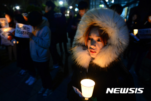 【서울=뉴시스】임태훈 기자 = 24일 오후 서울 종로구 마로니에공원에서 서울 지역 대학생들로 이뤄진 '숨은주권찾기' 주최로 열린 '2차 도심 동시다발시위'에서 참가자들이 촛불을 들고 박근혜 대통령 퇴진을 촉구하고 있다. 이날 열린 2차 시위는 강남역 11번 출구와 이대역 예스에이피엠 앞, 대학로 마로니에 공원입구에서 동시 다발적으로 이뤄졌다. 2016.11.24. taehoonlim@newsis.com