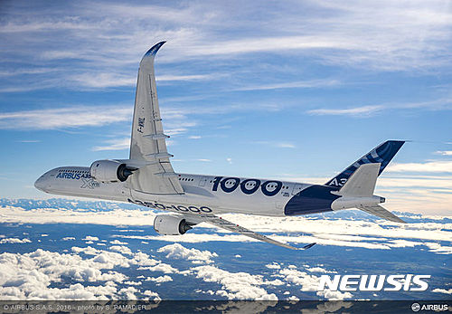 【서울=뉴시스】최고 강력 엔진이 장착된 신형 에어버스 A350-XWB 버전의 A350-1000 여객기가 24일(현지시간) 첫 시험비행을 실시해 성공했다. 이날 미국 언론은 시험비행이 프랑스 남부 툴루즈–블라냐크 공항에서 진행됐다고 보도했다. 시험비행 중인 A350-1000. (사진출처: 에어버스 공식 사이트) 2016.11.25&nbsp; 