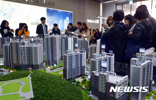 【서울=뉴시스】이영환 기자 = 25일 오후 서울 마포구 신촌 그랑자이 모델하우스가 예비 청약자로 붐비고 있다.&nbsp; 11.3부동산 대책 이후 분양이 미뤄졌던 단지들이 연내 분양을 목표로 동시에 움직이며 서울 서대문, 마포, 종로, 목동 등 7곳을 포함한 수도권에서만 16곳이 분양을 시작했다. 2016.11.25.&nbsp; 20hwan@newsis.com