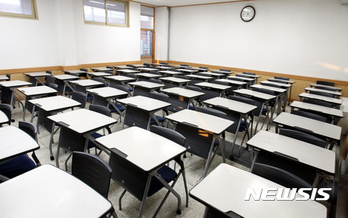 【광주=뉴시스】신대희 기자 = 광주교육대학교 학생들이 국정농단 사태에 대한 책임을 물으며 박근혜 대통령 퇴진을 촉구하는 동맹 휴업에 돌입한 25일 오후 인문사회관 511호 강의실이 비어 있다. 2016.11.25. sdhdream@newsis.com