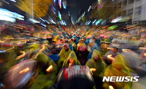 【광주=뉴시스】류형근 기자 = 26일 오후 광주 동구 금남로에서 박근혜 퇴진 광주시민운동본부 주관 '촛불집회'가 열린 가운데 시민들이 피켓과 촛불을 들고 '박근혜 퇴진'을 외치고 있다. 2016.11.26. hgryu77@newsis.com