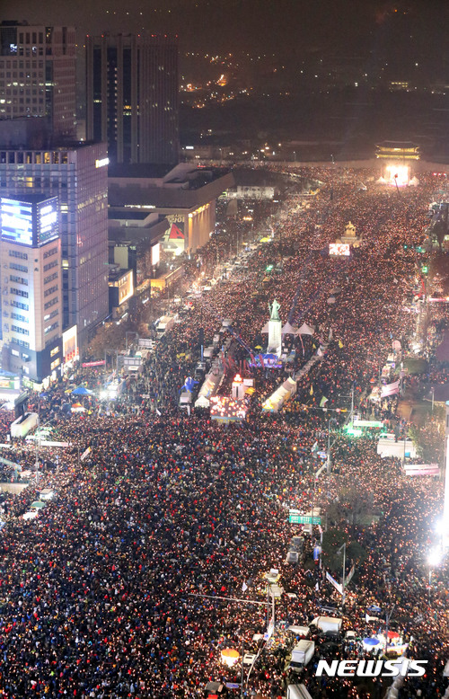 【서울=뉴시스】사진공동취재단 = 26일 박근혜 대통령 퇴진을 요구하는 제5차 촛불집회가 광화문 광장에서 열리고 있다. 2016.11.26.&nbsp;&nbsp; photo@newsis.com