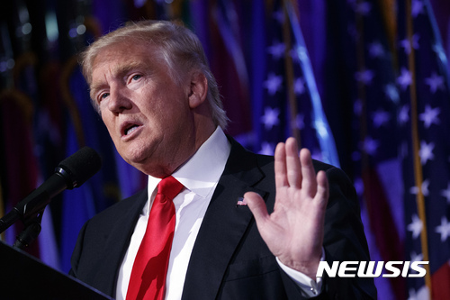 【뉴욕=AP/뉴시스】 도널드 트럼프 대통령 당선인은 녹색당 후보였던 질 스타인이 추진하고 있는 3개주 재검표운동에 대해 "사기극"이라고 맹비난하는 성명을 26일(현지시간) 발표했다. 사진은 지난 9일 뉴욕에서 대선 승리 연설을 하는 트럼프. 2016.11.27 