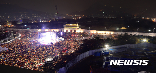 【서울=뉴시스】사진공동취재단 = 박근혜 대통령 퇴진을 촉구하는 제5차 범국민행동 촛불집회가 열린 26일 오후 서울 광화문광장에서 청와대 방향으로 참가자들이 촛불을 들고 행진하고 있다. 2016.11.26. photo@newsis.com