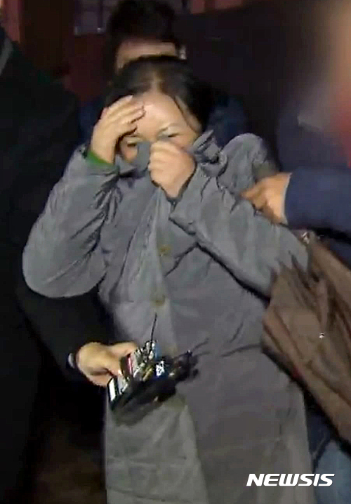 [서울=뉴시스] '비선 실세' 최순실의 언니 최순득이 26일 오후 서울 서초구 서울중앙지검에서 참고인 신분으로 조사를 받고 귀가하고 있다. 2016.11.26. (사진=KBS 캡쳐) photo@newsis.com