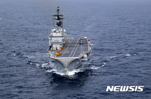 [지중해=AP/뉴시스]이탈리아 해군의 항공모함 '카보우르'함이 중국을 염두에 둔 다국적 훈련에 참여하기 위해 전날 일본에 기항했다. 이탈리아 항공모함(주세페 가리발디)이 지난 2016년11월25일 지중해에서 실시된 유럽연합 해양작전인 소피아에 참여하기 위해 시칠리아 해안을 항해하는 모습.2024.08.23.