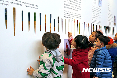 【청주=뉴시스】인진연 기자 = 청주시와 청주시 문화산업진흥재단(이사장 이승훈)이 주관해 지난 10일부터 한중일이 함께한 '2016 젓가락페스티벌'이 18일간의 여정을 마치고 27일 폐막한다. 사진은 젓가락특별전 관람 모습. 2016.11.27 (사진=청주문화재단 제공) photo@newsis.com