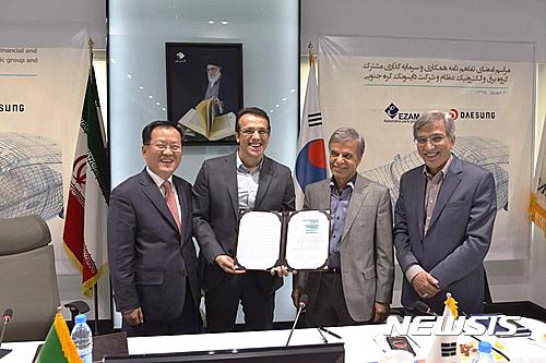 【서울=뉴시스】 이란 테헤란에서의 사인식 후 계약서를 들고 함께 웃고 있는 모습. 왼쪽부터 LS오토모티브 박정동 해외사업본부장, 아미르 레자 라피 에잠그룹 자동차 전기전자부문 대표이사, 아바스 이라바니