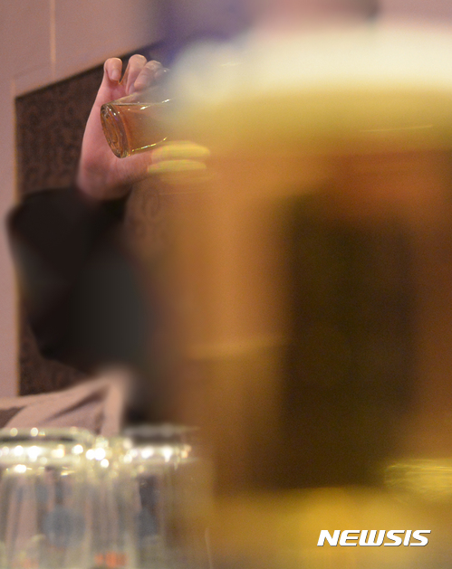 【서울=뉴시스】조수정 기자 = 전직 조폭 동아파 행동대장 출신 A씨가 위클리뉴시스와 인터뷰 하고 있다. A씨는 "폭력조직에 몸담은 것을 후회한다"고 전했다. 2016.11.28.&nbsp;&nbsp; chocrystal@newsis.com