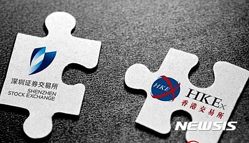【서울=뉴시스】지난 25일 저녁 중국 증권 당국이 선전과 홍콩 주식시장의 교차 거래를 허용하는 선강퉁(深港通) 제도가 오는 12월 5일부터 시행한다고 공표하면서 중국 시장의 반응을 주목받고 있다. 특히 위안화 약세로 본 이탈 우려가 커진 상황에서 선강퉁이 외국인 투자자의 발걸음을 중국으로 되돌릴 수 있을지 관심이 쏠리고 있다. 선강퉁 이미지