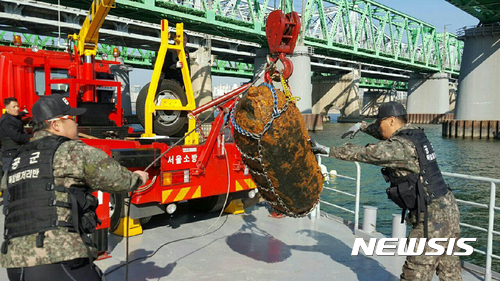 【서울=뉴시스】28일 공군 EOD요원들이 서울 한강철교 남단 수중에서 폭발물을 인양하고 있다.&nbsp;&nbsp; 이날 공군이 처리한 폭발물은 길이 134cm, 지름 47cm, 무게 1,000파운드의 항공탄으로 6·25전쟁 당시 미 공군이 사용했던 AN-M65이며, 지난 24일 수중정화작업 중이던 민간업체에 의해 발견됐다. 2016.11.28. (사진=공군 제공)&nbsp;&nbsp;&nbsp; photo@newsis.com