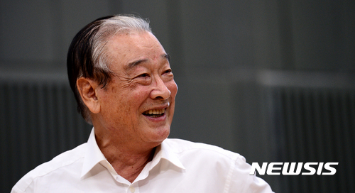 【서울=뉴시스】추상철 기자 = 배우 이순재 연기인생 60주년 기념 공연 연극 '세일즈맨의 죽음' 기자간담회가 열린 28일 서울 종로구 대학로 아르코예술극장에서 배우 이순재를 비롯한 출연진이 열연을 펼치고 있다. 아서 밀러의 작품인 '세일즈맨의 죽음'은 평범한 '윌리 로먼'을 통해 무너진 아메리칸 드림의 잔해 속에 허망한 꿈을 쫓는 소시민의 비극을 그린 연극이다. 2016.11.28. scchoo@newsis.com