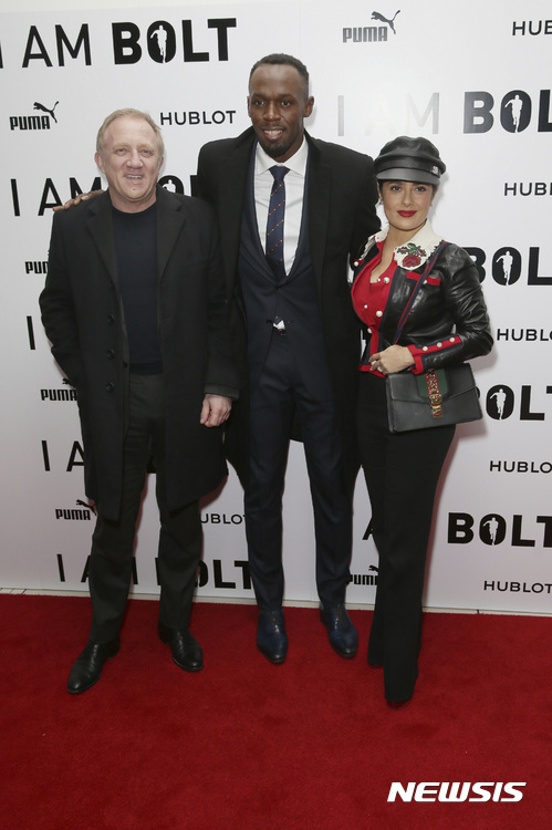 【 런던=AP/뉴시스】자메이카 출신의 '세계에서 가장 빠른 사나이' 우사인 볼트가 28일(현지시간) 영국 런던에서 열린 '나는 볼트다'영화 시사회에서 피노 프렝탕 레두트(PPR) 그룹의 프랑수아 앙리 피노 회장(왼쪽), 미국 영화배우 셀마 헤이엑 부부와 함께 포즈를 취하고 있다. 2016.11.29