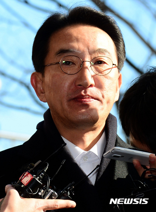 [부산=뉴시스] 하경민 기자 = 부산 해운대 엘시티(LCT) 비리에 연루된 혐의로 검찰에 소환된 현기환 전 청와대 정무수석이 지난 2016년 11월29일 오전 부산지검 청사에 들어가면서 취재진의 질문에 답하고 있다. 2016.11.29. yulnetphoto@newsis.com