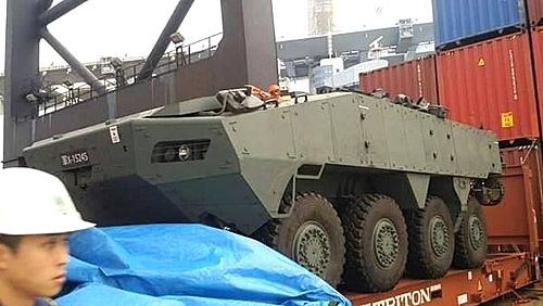 【서울=뉴시스】중국이 홍콩 세관을 통해 싱가포르 장갑차 9대를 억류한 것으로 알려진 가운데 이는 대만과 연합훈련을 진행하는 싱가포르에 대한 경고라는 분석이 제기됐다. 사진은 홍콩 항에 억류된 싱가포르 장갑차의 모습. (사진출처: 중국 바이두) 2016.11.29