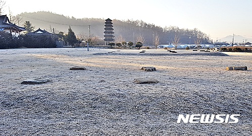 【제천=뉴시스】강신욱 기자 = 충북 제천시가 장락동 65-2 일대 장락사지 4차 발굴조사에 나설 계획이어서 추가 유구 발굴에 관심이 쏠리고 있다. 사진은 29일 칠층모전석탑과 북쪽 건물지. 2016.11.29.&nbsp; ksw64@newsis.com