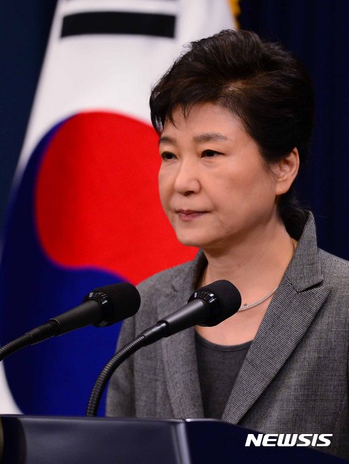 【서울=뉴시스】전신 기자 = 박근혜 대통령이 29일 청와대에서 '비선실세' 최순실의 국정농단 사태와 관련한 제3차 대국민 담화를 발표하고 있다. 2016.11.29  photo1006@newsis.com 