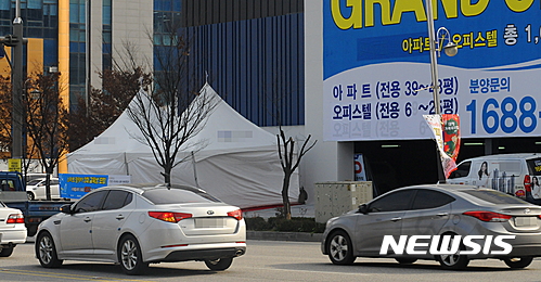 【전주=뉴시스】정경재 기자 = 29일 전북 전주시 효자동 한 견본주택(모델하우스) 주변에 일명 '몽골텐트'가 관할 구청의 허가를 받지 않은 채 불법으로 설치돼 보행자들이 통행에 불편을 겪고 있다. 관련법에 따르면 높이 1m 이상의 기둥과 지붕이 있는 몽골텐트와 같은 가설 건축물은 사전에 존치기간과 배치도 및 평면도 등을 해당 관청에 제출해 허가를 받아야만 설치가 가능하다. 2016.11.29. jkj1122@newsis.com