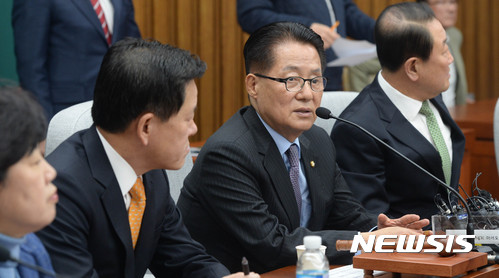 【서울=뉴시스】홍효식 기자 = 박지원 국민의당 비상대책위원장 겸 원내대표가 29일 오후 서울 여의도 국회에서 열린 의원총회에서 모두발언을 하고있다. 2016.11.29. yesphoto@newsis.com