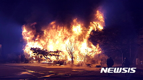【익산=뉴시스】정경재 기자 = 30일 오전 0시44분께 전북 익산시 오산면 장신리 한 음식점에서 화재가 발생해 불길이 치솟고 있다. 2016.11.30. (사진= 전북소방본부 제공) photo@newsis.com