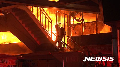 【대구=뉴시스】정창오 기자 = 30일 오전 2시8분께 대구시 중구 큰장로에 위치한 서문시장 4지구에서 화재가 발생해 소방당국이 진화 중이다. (사진=대구시 제공) photo@newsis.com