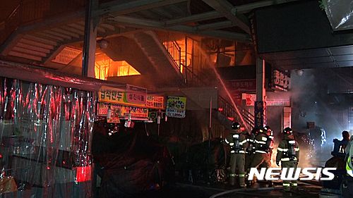 [대구=뉴시스]2016년 11월30일 오전 2시8분께 대구시 중구 큰장로에 위치한 서문시장 4지구에서 화재가 발생해 소방당국이 진화하는 모습.(사진=대구시 제공) 