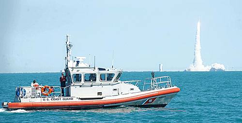 【서울=뉴시스】도널드 트럼프의 미국 대통령 당선으로 아시아에서 미국의 군사 영향력이 축소될 것이라는 주장이 제기되는 가운데 폴 주쿤프트 미 해안경비대 사령관이 차기 트럼프 정부에 "해안경비대가 아태 지역에서 더 큰 역할을 할 수 있게 해달라"고 요구했다. 미 해안경비대 선박. (사진출처: 미 해안경비대 페이스북)