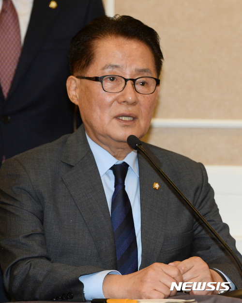 【서울=뉴시스】김진아 기자 = 국민의당 박지원 비상대책위원장 겸 원내대표가 30일 서울 여의도 국회 귀빈식당에서 열린 야3당 대표 회동에서 발언을 하고 있다. 2016.11.30. bluesoda@newsis.com