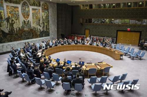 【유엔본부=AP/뉴시스】유엔 안전보장이사회(안보리)가 지난달 30일(현지시간) 대북제재를 한층 강화한 새 결의안인 '대북제재 결의안 2321호'을 15개 이사국 만장일치로 통과시켰다. 이 결의안은 북한의 5차 핵실험에 대응한 것으로 북한의 광물 수출을 제한하는 것을 핵심 내용을 했다. 이에 따라 북한에 실질적인 압박이 될 것으로 예상된다. 결의안이 만장일치로 통과되는 모습. 2016.12.01