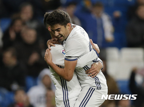 【마드리드=AP/뉴시스】레알 마드리드 시절 엔조 지단(오른쪽)의 모습.