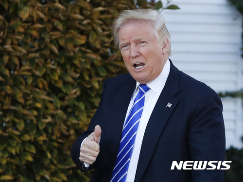 【베드민스터=AP/뉴시스】11월 19일(현지시간) 미국&nbsp; 뉴저지주 베드민스터에 잇는 트럼프 내셔널 골프 클럽에 도착해서 엄지손가락을 들어보이는 도널드 트럼프 당선자. 공직자 윤리법 전문가들과 좋은 정부 운동단체들은 트럼프처럼 국내외 사업체가 엄청나게 많은 억만장자가 어떻게 공직자 윤리법을 뚫고 순항할지 연구하고 있다.&nbsp; 2016.12.01&nbsp;&nbsp;&nbsp;&nbsp;&nbsp;&nbsp; 