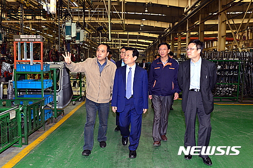 【광주=뉴시스】송창헌 기자 = 윤장현 광주시장이 인도 마힌드라그룹 회장에 이어 중국 조이롱차 최고책임자와도 독대를 추진, 성과 여부에 관심이 쏠리고 있다. 윤 시장과 시의회, 언론계, 유관기관 등으로 구성된 광주시 조이롱차 방문단이 지난 4월 22일 조이롱차 중국 본사를 방문해 회사 현황과 광주 투자계획을 듣고 전기자동차 생산라인과 연구소 시설을 둘러보고 있다. 2016.12.01 (사진= 광주시 제공) photo@newsis.com