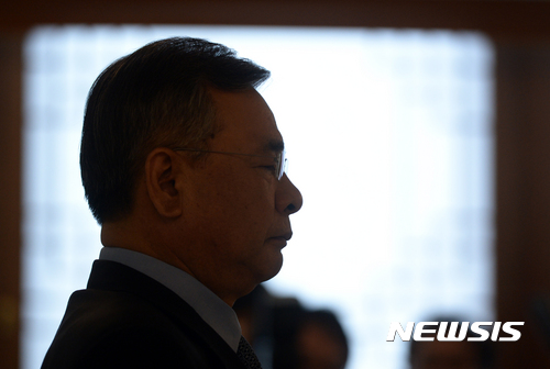 【서울=뉴시스】고승민 기자 = 1일 오후 서울 종로구 정부서울청사에서 '박근혜 정부의 최순실 등 민간인에 의한 국정농단 의혹 사건 규명을 위한 특별검사'로 임명된 박영수 특별검사가 황교안 국무총리로부터 임명장을 받기 위해 기다리고 있다. 2016.12.01.&nbsp; kkssmm99@newsis.com