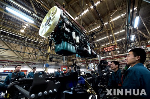 【지난=신화/뉴시스】 중국이 '메이드 인 차이나 2025(Made in China 2025)' 정책을 대체할 새로운 프로그램을 준비 중이며 이는 중국경제에 외국기업들의 참여를 더 많이 허용하는 것이 골자라고 월스트리트저널(WSJ)이 12일(현지시간) 보도했다. 사진은 중국 산둥성 지난시의 중국중형기차그룹 공장. 2018.12.12