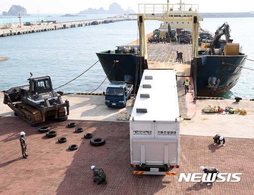 【부산=뉴시스】하경민 기자 = 1일 부산 남구 해군작전사령부 부산작전기지에서 해군 제5성분전단 59기동건설전대이 동원선박 실제 탑재훈련을 실시하고 있다.  사진은 동원선박에 컨테이너와 군용장비를 탑재하고 있는 모습. 2016.12.01. (사진=해군작전사 제공)  yulnetphoto@newsis.com