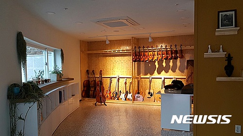 【성남=뉴시스】이정하 기자 = 경기 성남문화재단은 1일 성남아트센터 큐브플라자 2층에 성남형 악기도서관 '악기랑'을 개관, 본격 운영에 들어갔다. 2016.12.01 (사진=성남문화재단 제공)&nbsp; photo@newsis.com&nbsp; 